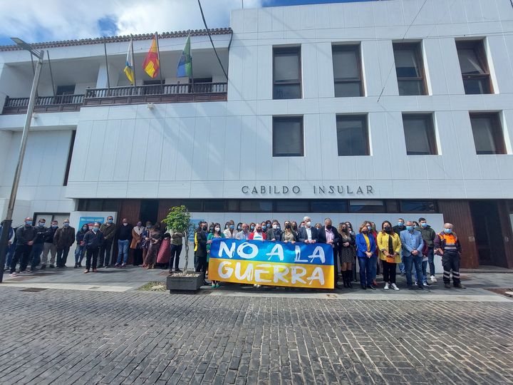 Manifestación contra la guerra en Ucrania frente a la fachada del Cabildo de El Hierro
