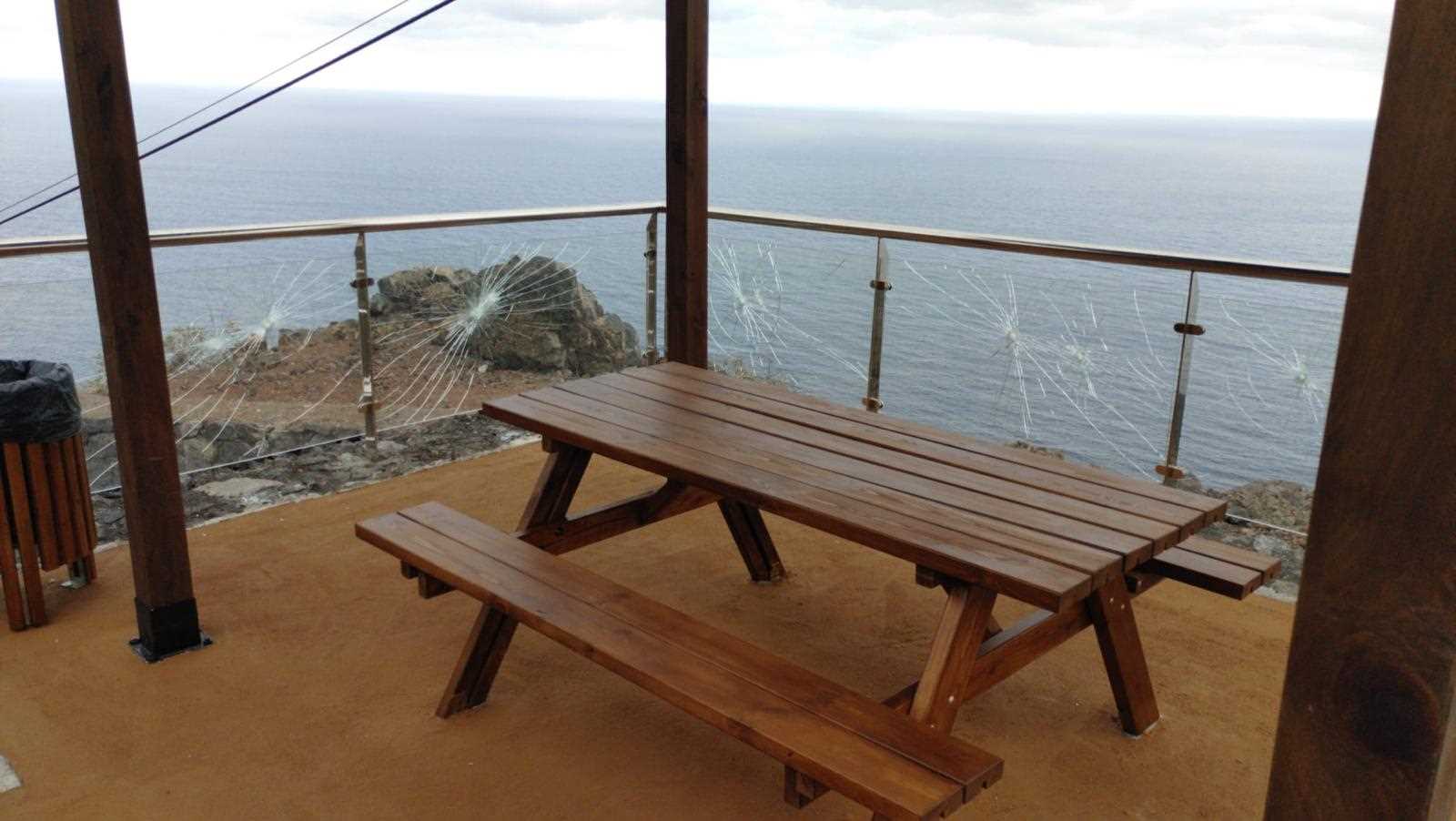 Cabildo de El Hierro denuncia un acto vandálico en un mirador de la red de carreteras insular