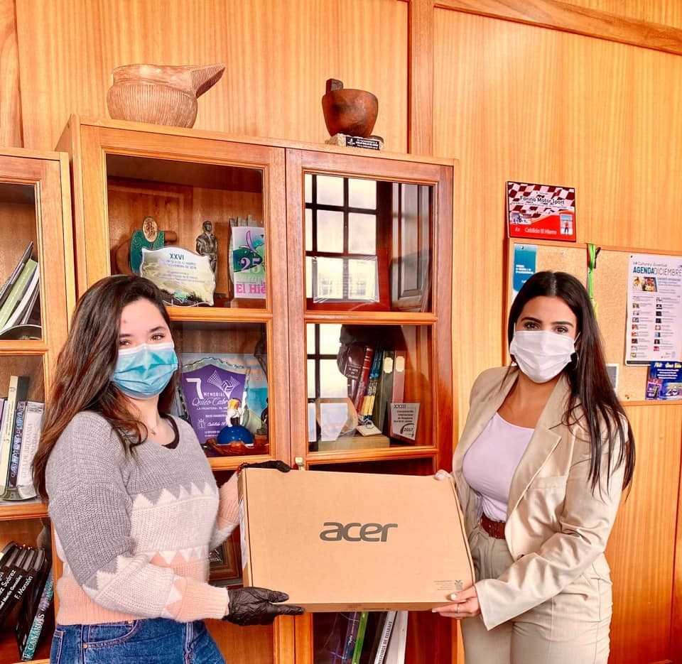 El Cabildo de El Hierro entrega material de apoyo educativo para sus alumnos universitarios