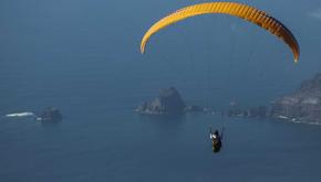 El Cabildo de El Hierro invita a los residentes a conocer la isla en parapente